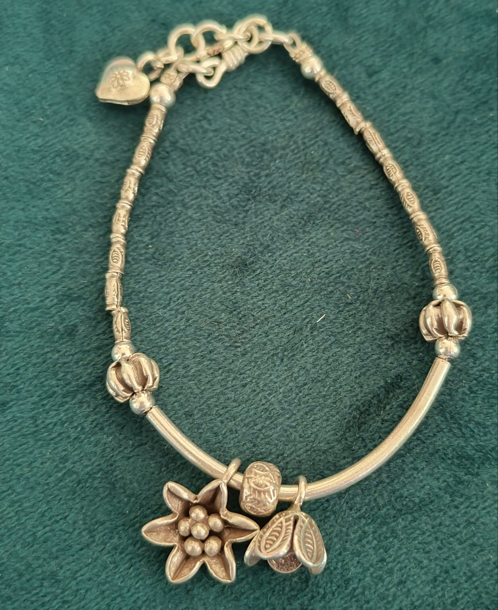 Exquisite Loose Bracelet With Flower, Heart And Bud Charms
