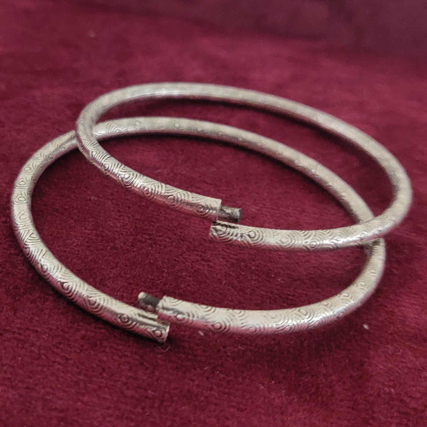 Silver Wavy Textured Light Weight Openable Hollow Bangle 2,6