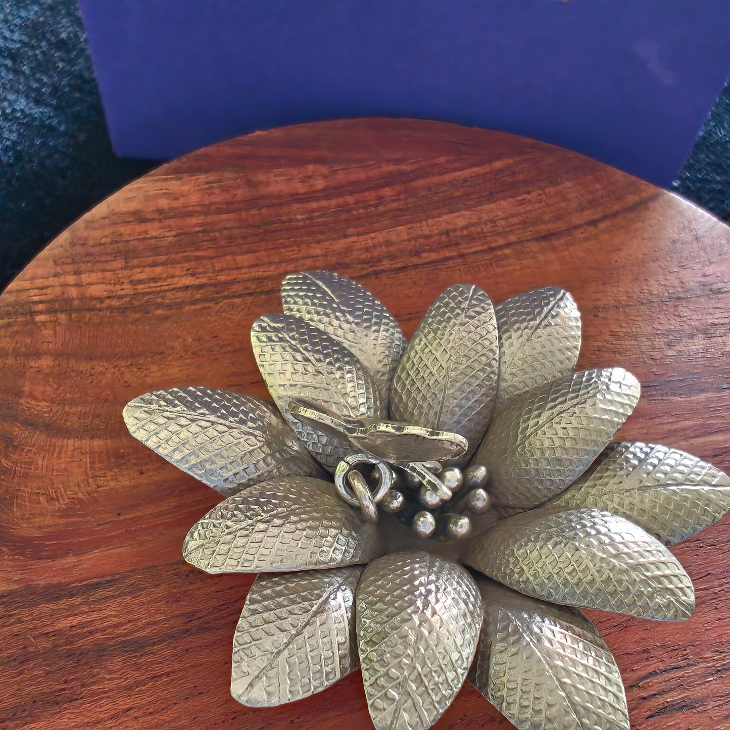 Statement 3D Exclusive Textured Daisy With 3D Butterfly Pendant Flower Big