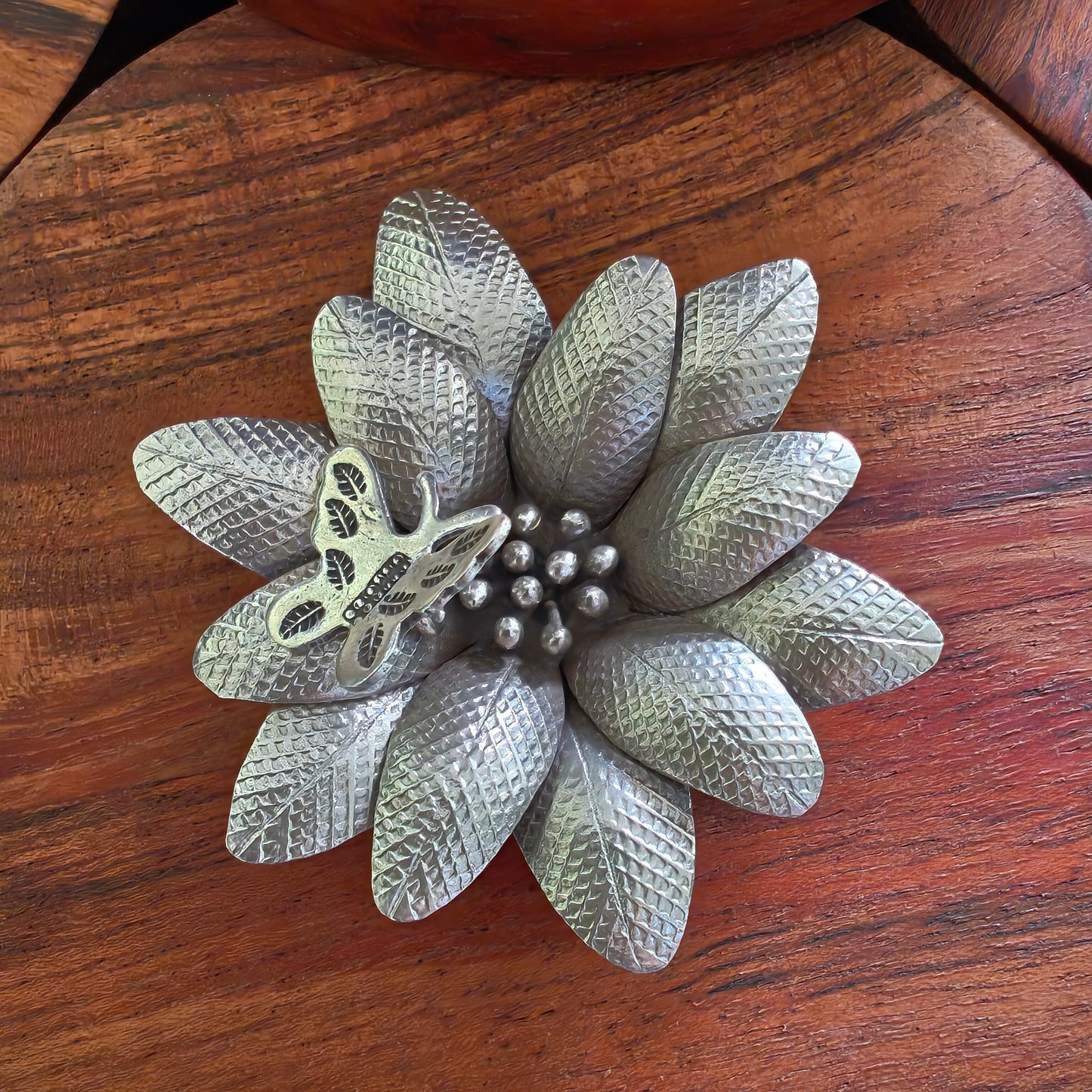 Statement 3D Exclusive Textured Daisy With 3D Butterfly Pendant Flower Big