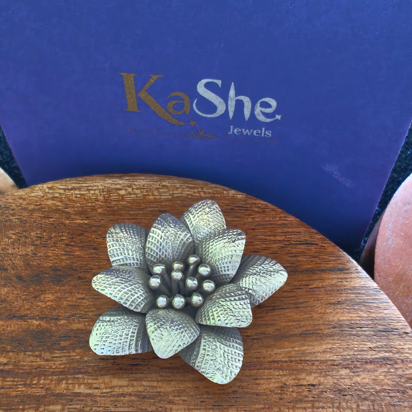 Statement 3D Daisy Textured Flower Pendant Broad