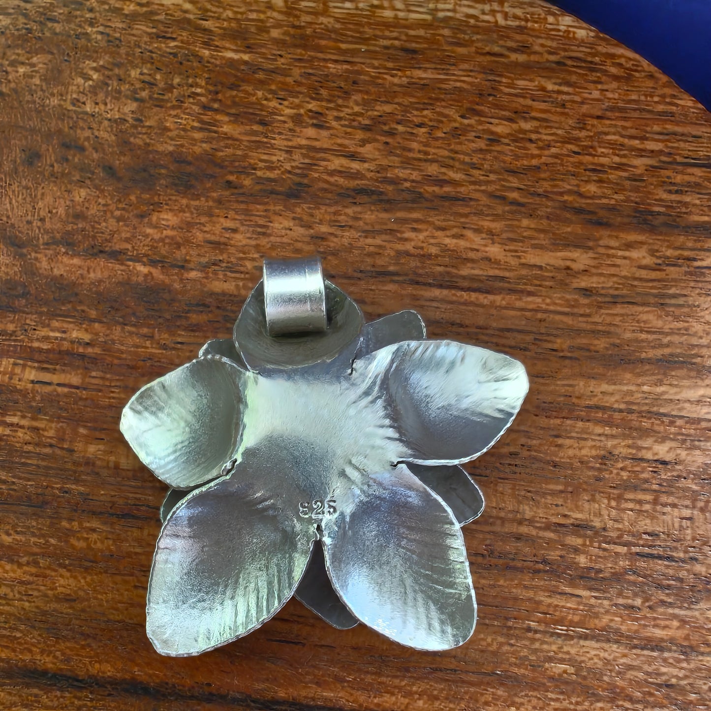 Statement 3D Daisy Textured Flower Pendant Broad