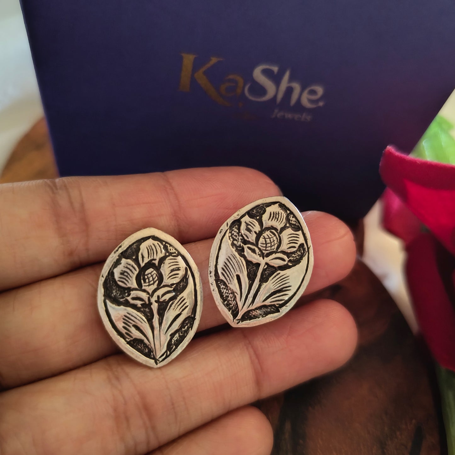 925 Silver Floral And Leaves Chitai Pear Shaped Post Stud Earrings (i)