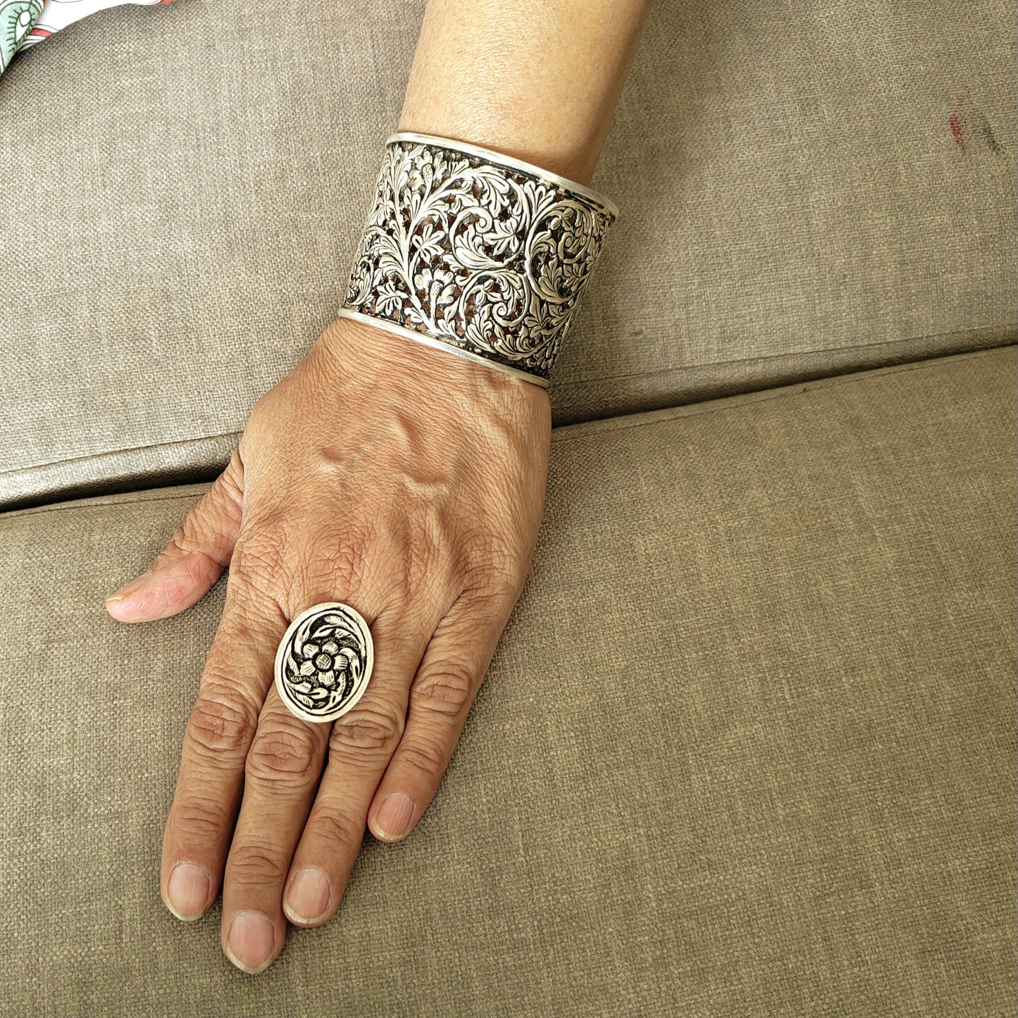 Classic Silver Floral And Fona Chitai Oval Shaped Ring