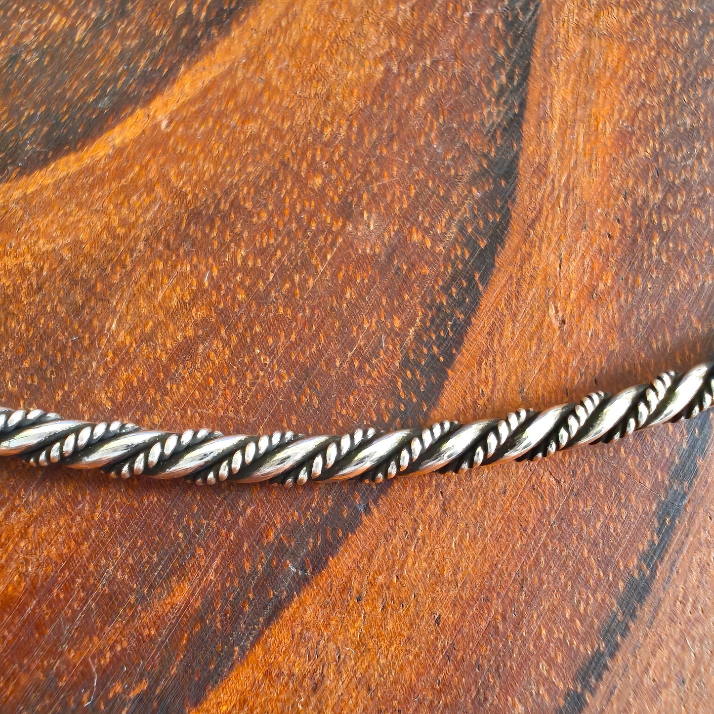 Versatile Necklace Hasli Textured Wire