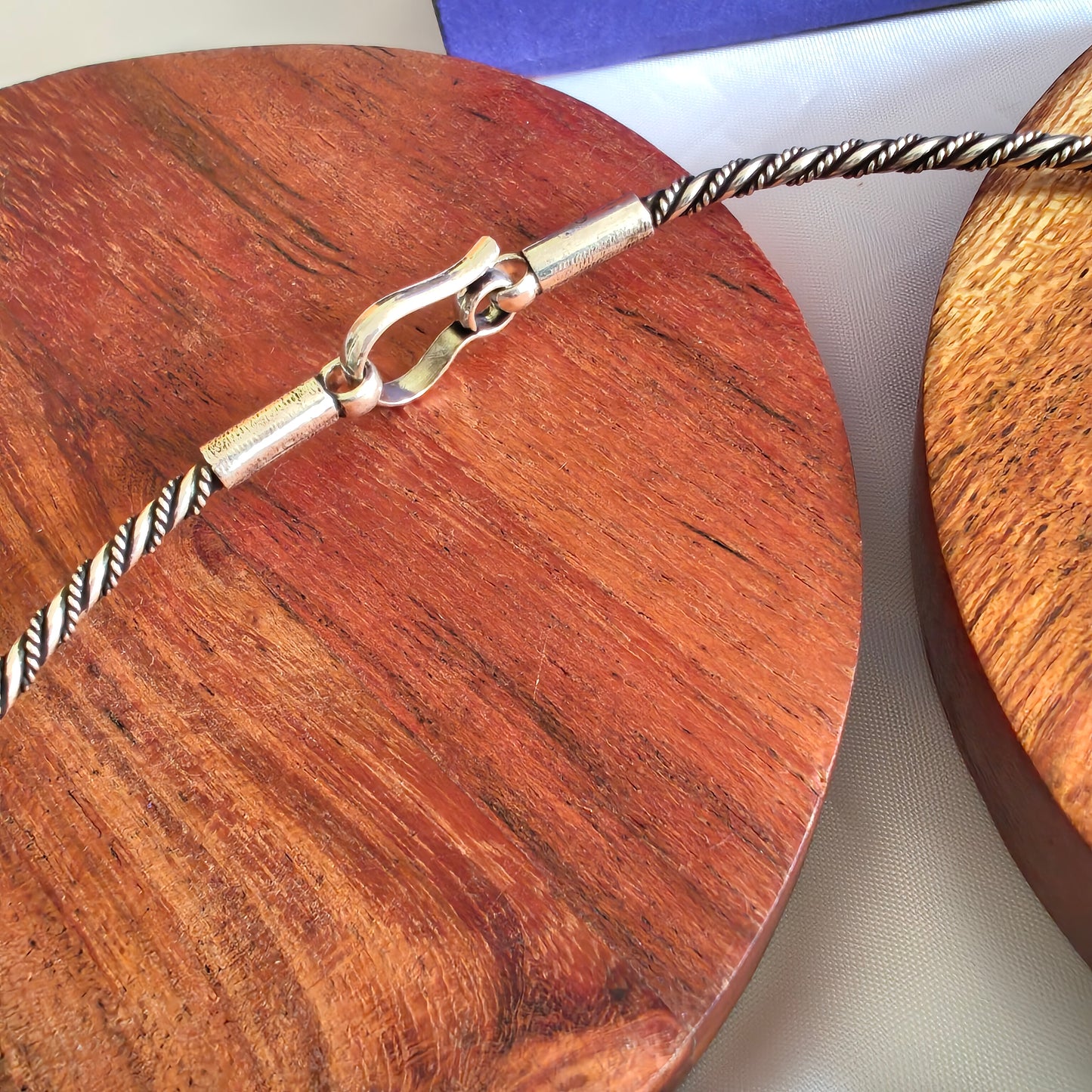 Versatile Necklace Hasli Textured Wire