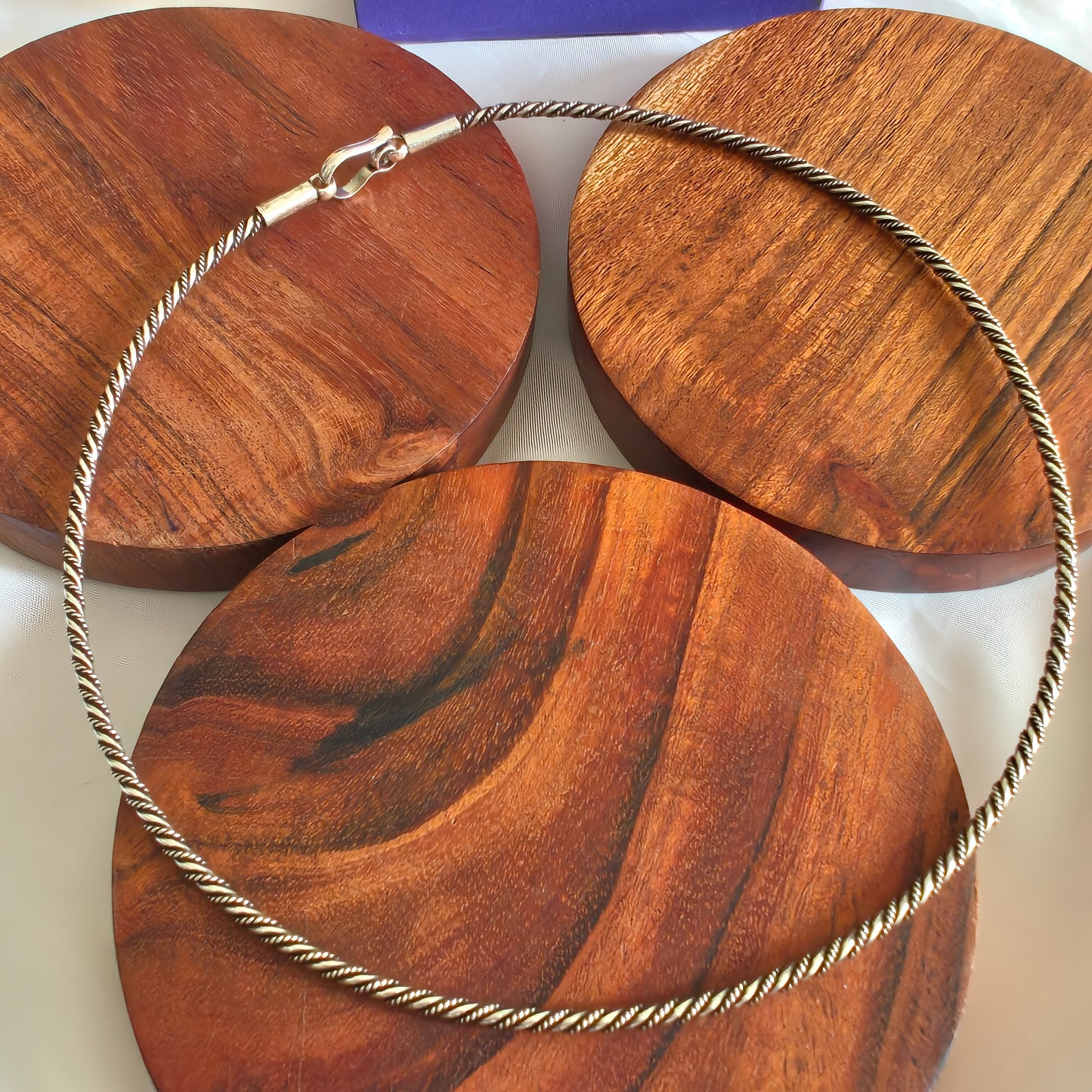 Versatile Necklace Hasli Textured Wire