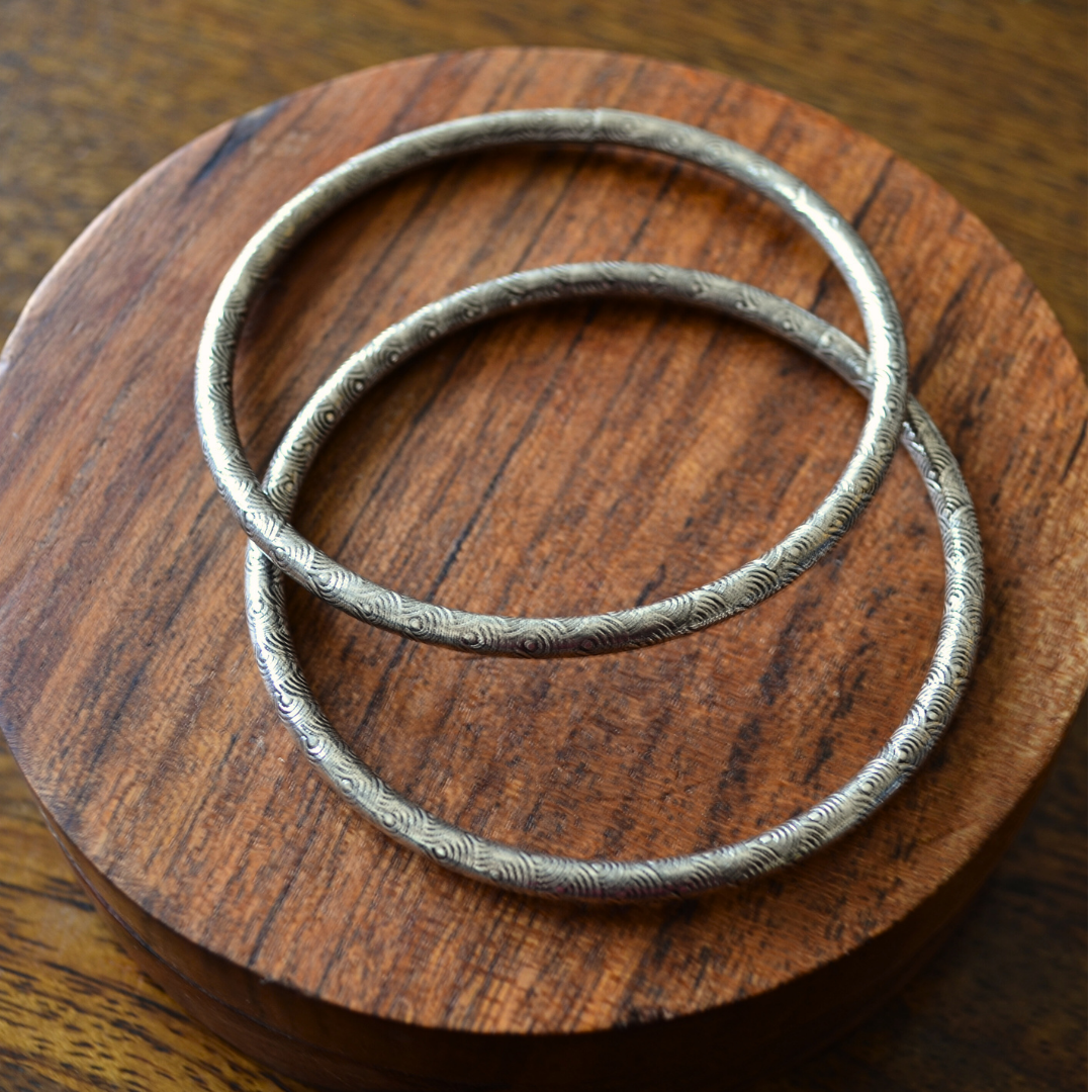 Silver Wavy Textured Light Weight Openable Hollow Bangle 2,6