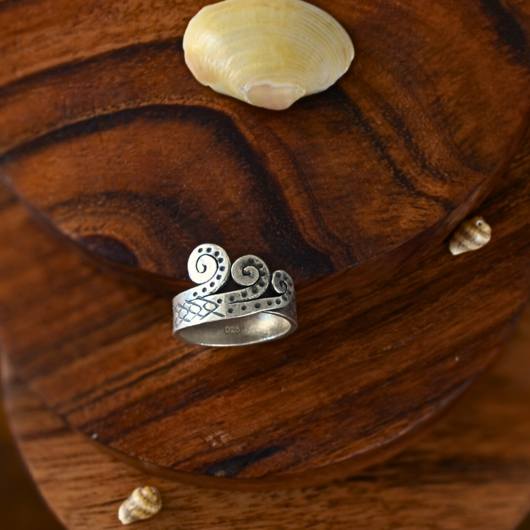 Textured Spiral Ring With Three Waves Pattern