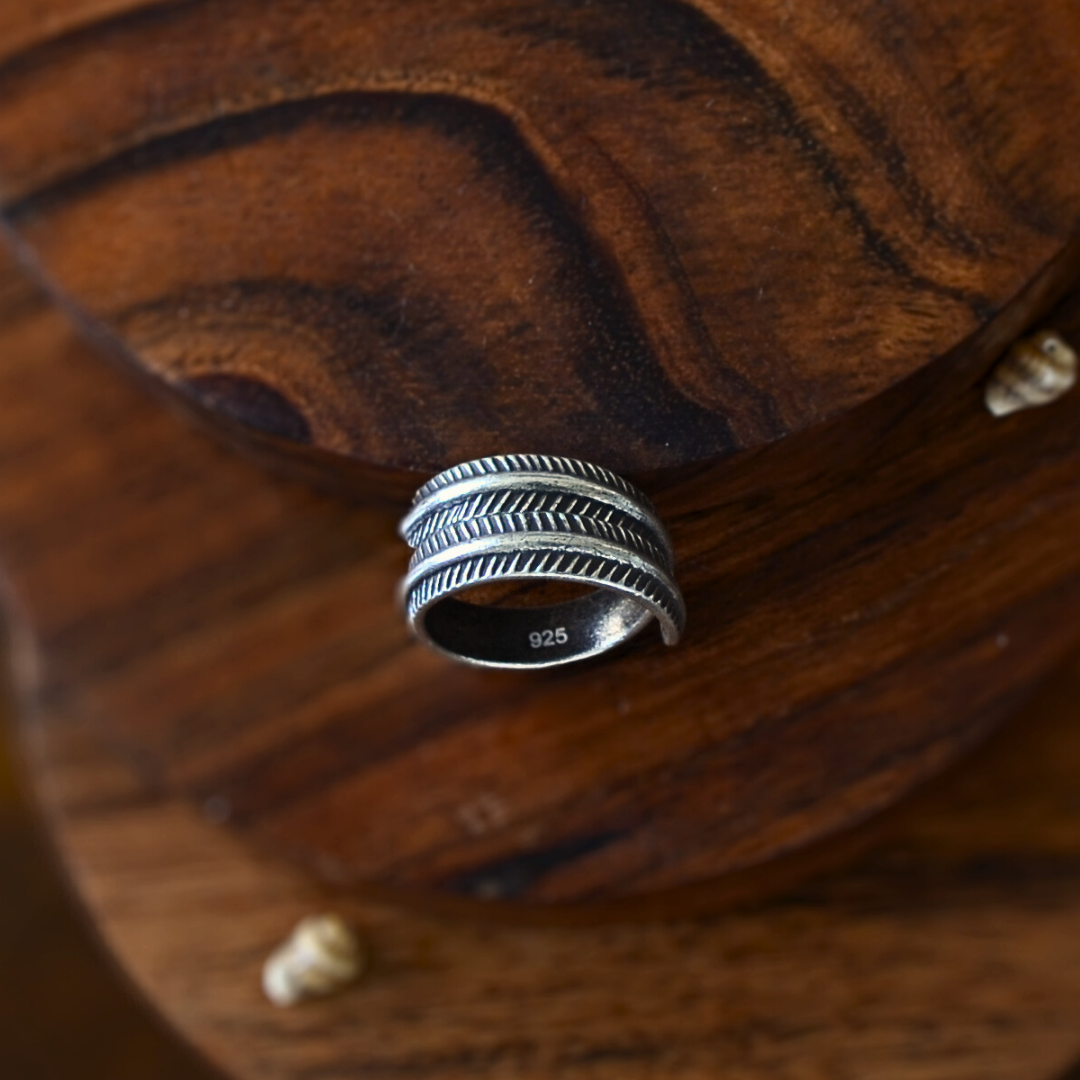 Textured Single Spiral Ring With Leaves Pattern