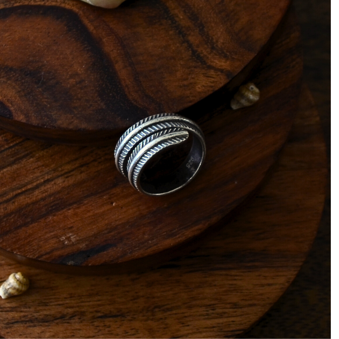 Textured Single Spiral Ring With Leaves Pattern