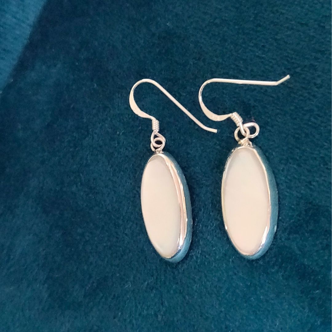 Mother Of Pearl Oval Dangler