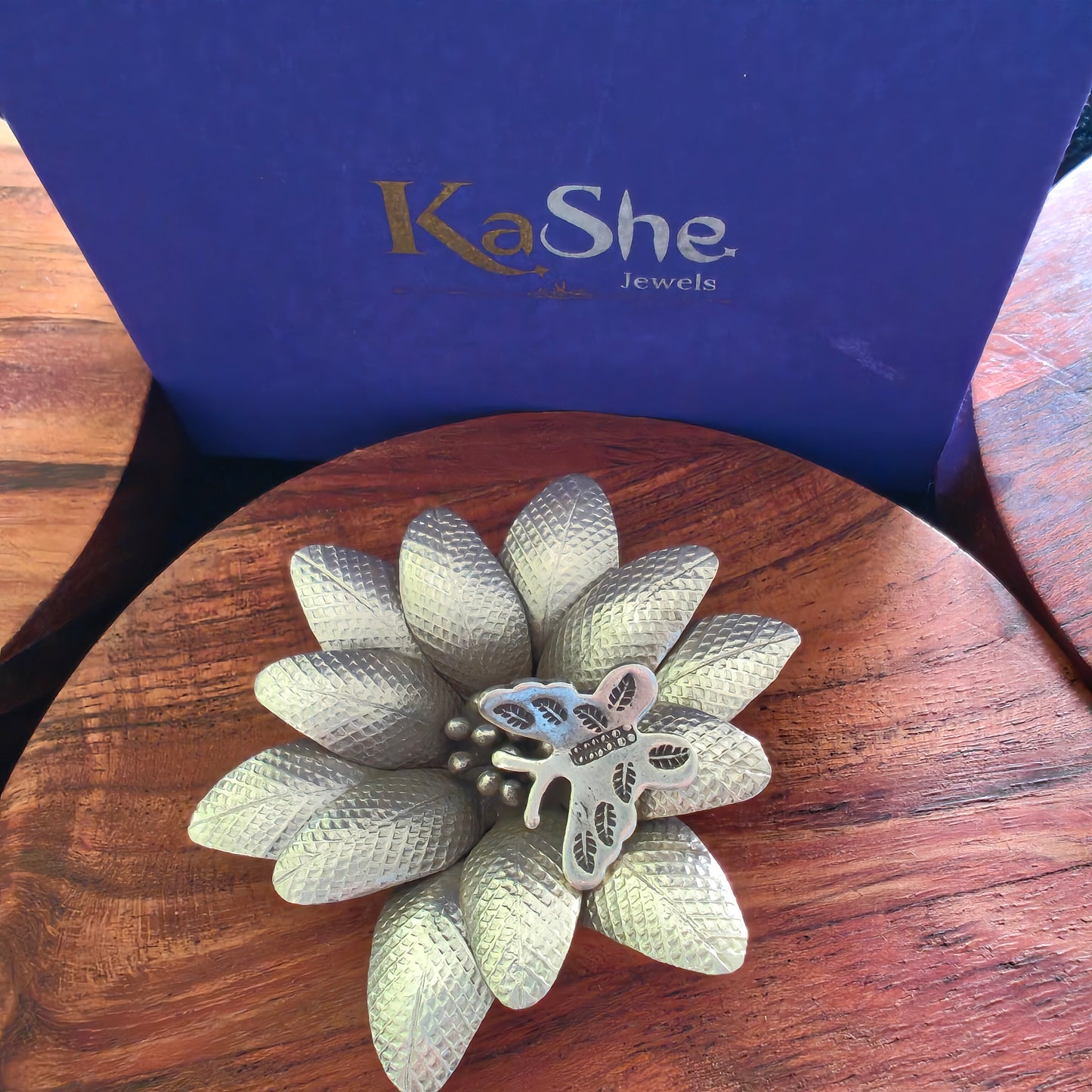 Statement 3D Exclusive Textured Daisy With 3D Butterfly Pendant Flower Big