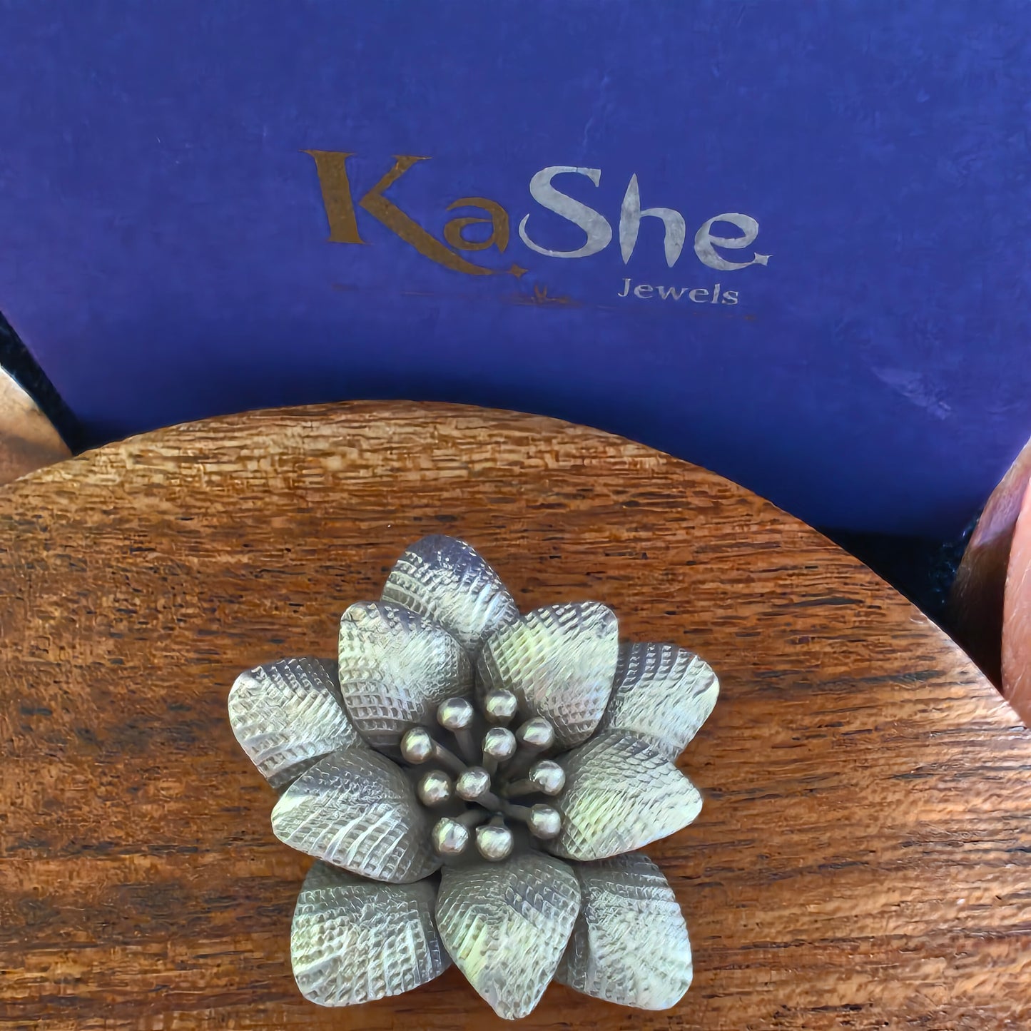 Statement 3D Daisy Textured Flower Pendant Medium