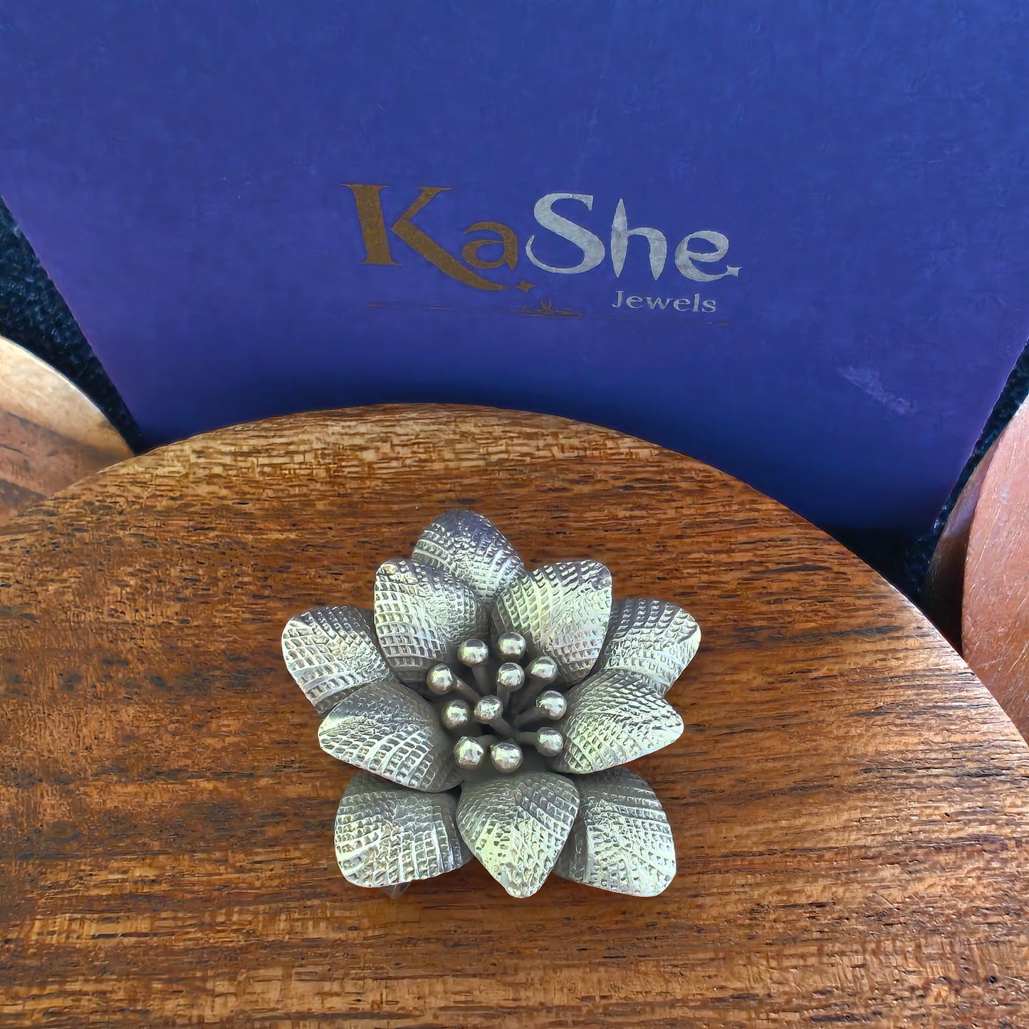 Statement 3D Daisy Textured Flower Pendant Broad