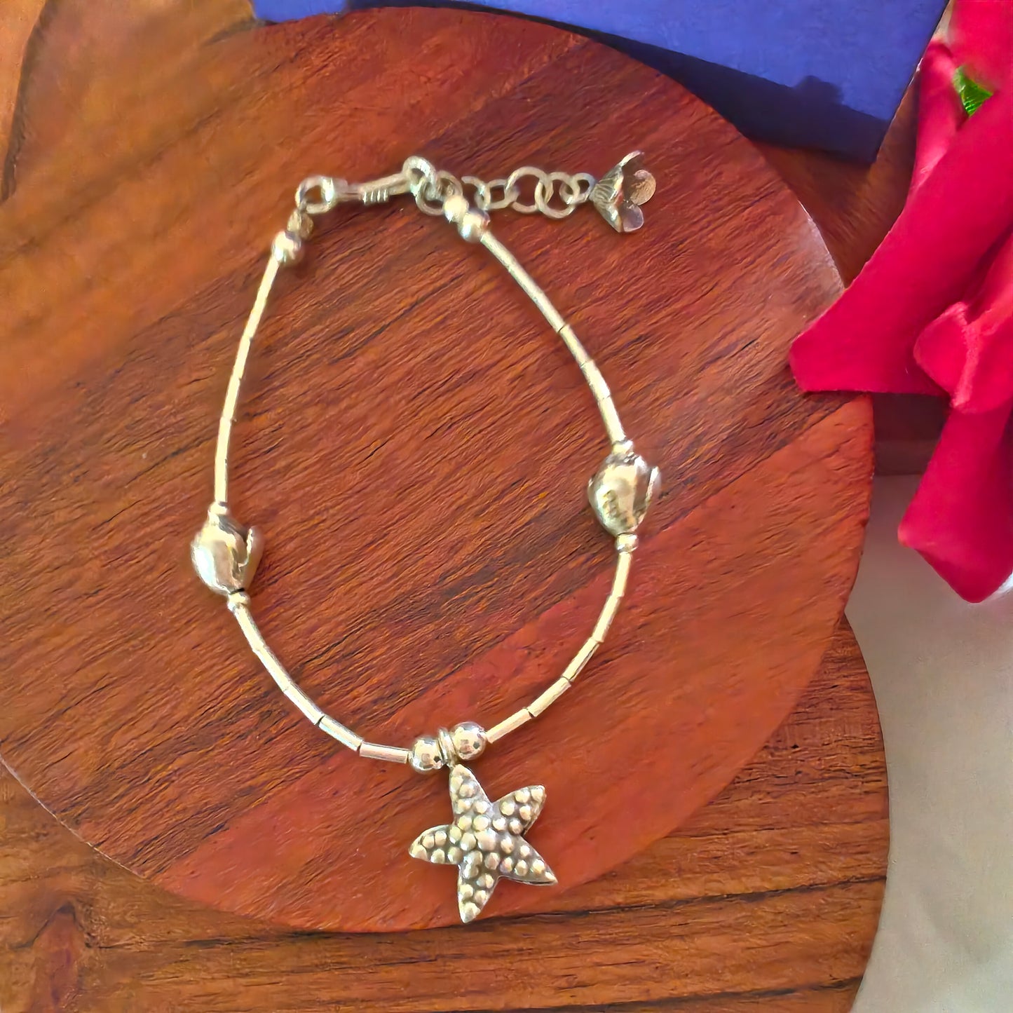 Exquisite Loose Bracelet With Textured Star Charm