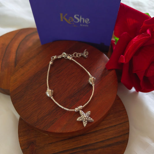 Exquisite Loose Bracelet With Textured Star Charm