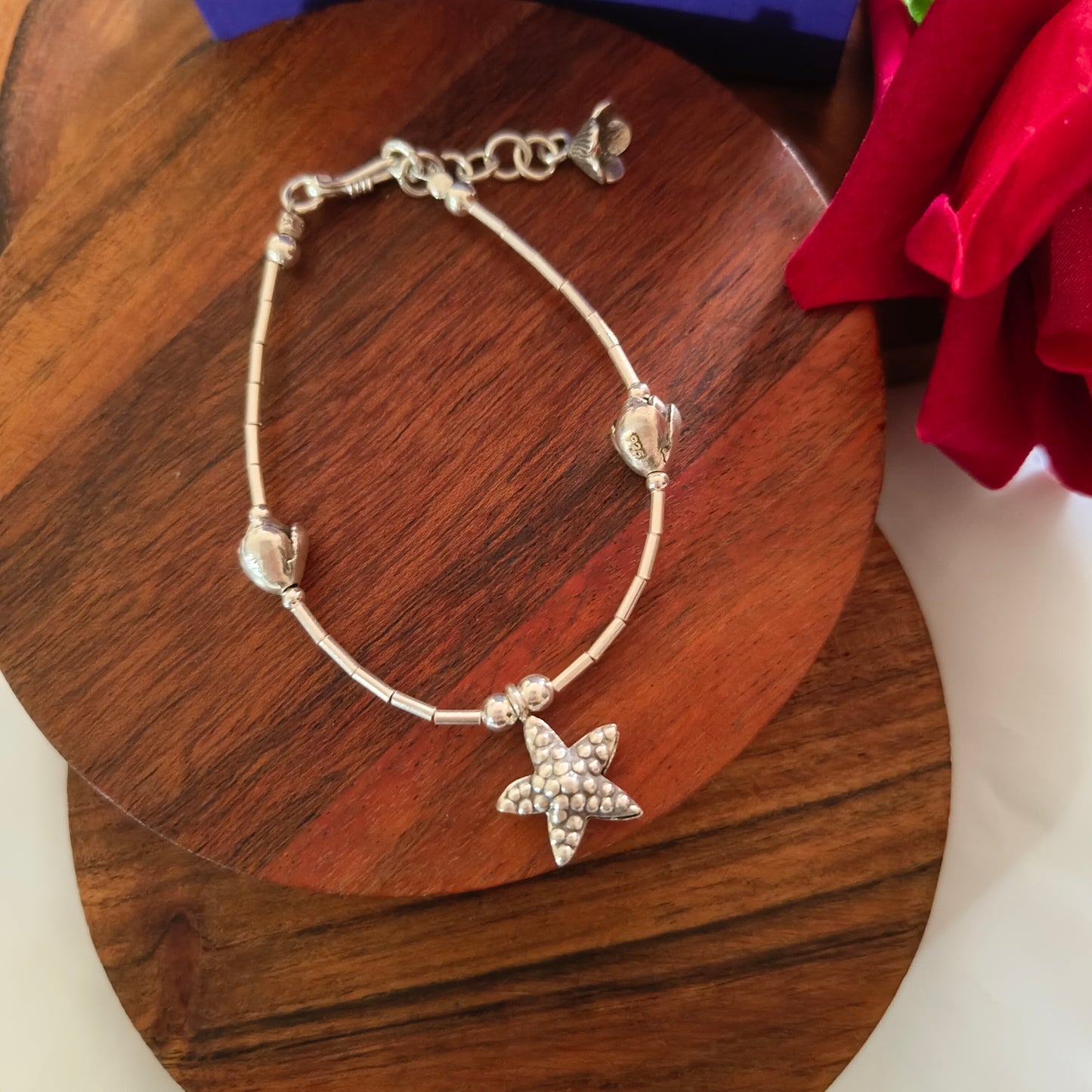 Exquisite Loose Bracelet With Textured Star Charm