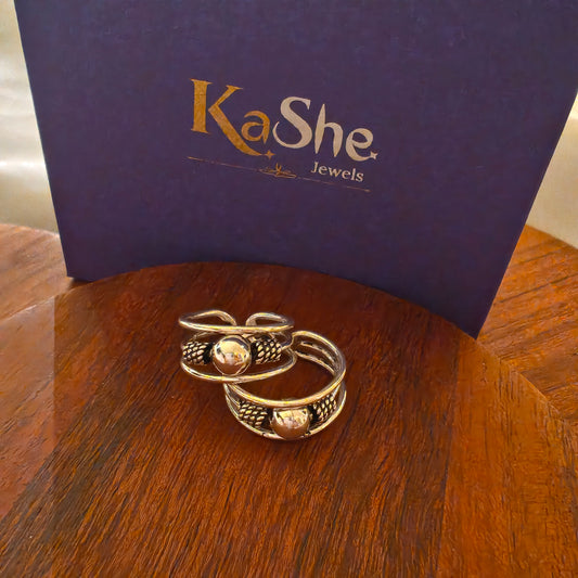 Everyday Glossy Silver Toe Ring With Ball and Textured Wire