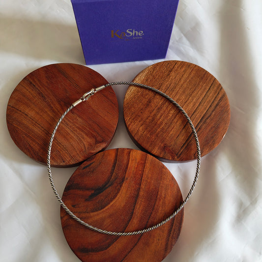 Versatile Necklace Hasli Textured Wire
