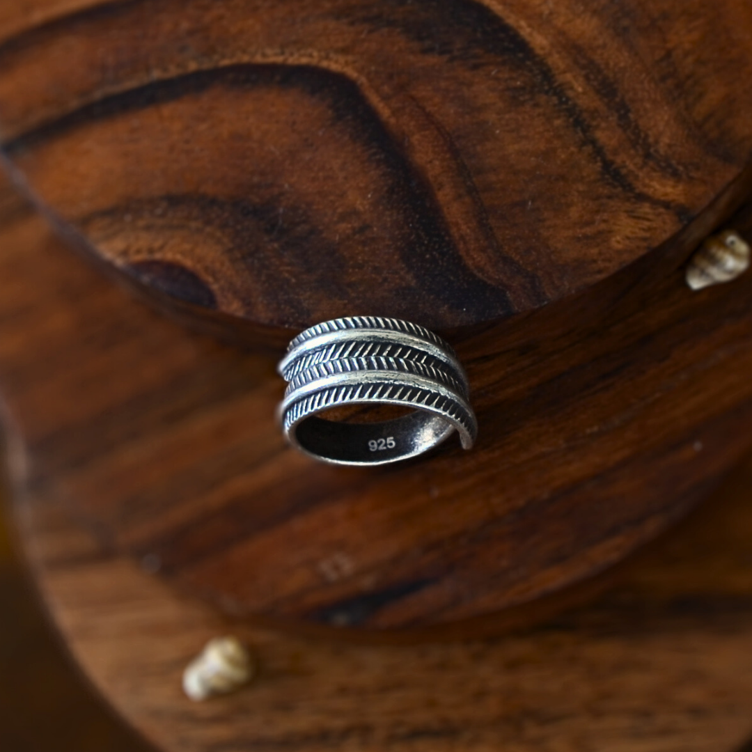 Textured  Single Spiral Ring With Leaves Pattern