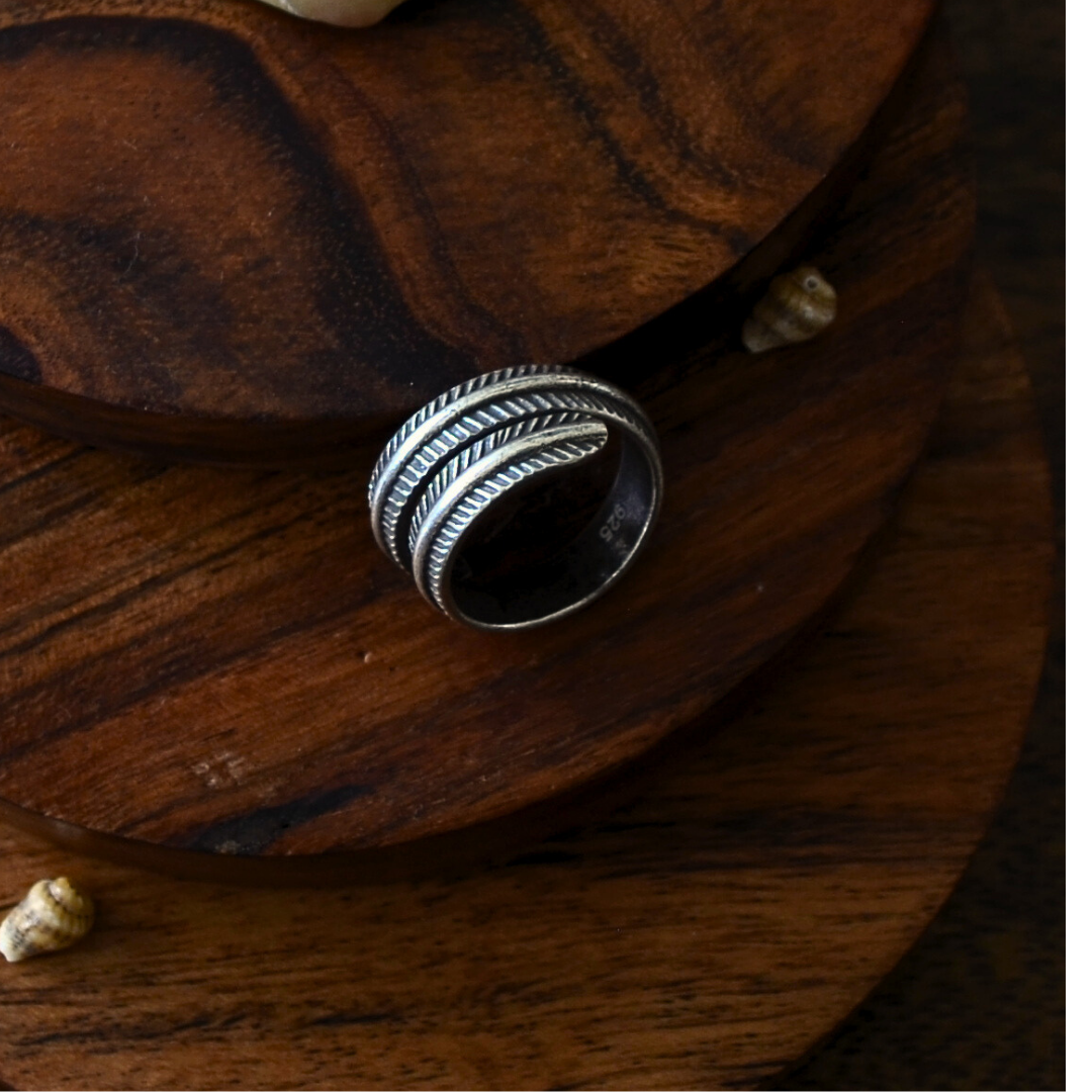 Textured  Single Spiral Ring With Leaves Pattern